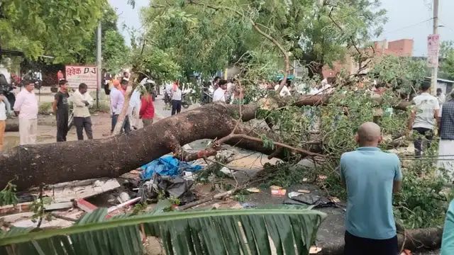 यूपी में आंधी-बारिश का कहर: 24 मौतें, 21 जिलों में आज भी ओलावृष्टि का अलर्ट