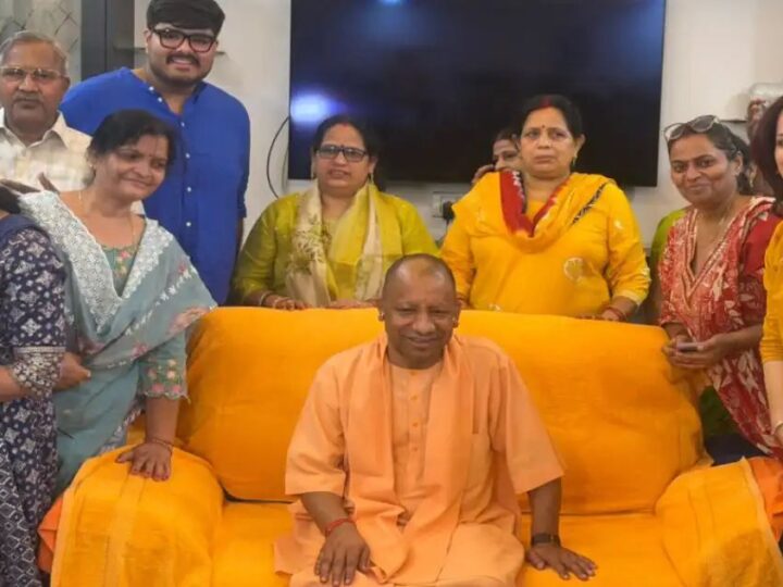 सीएम योगी ने काशी में बाबा दरबार में टेका मत्था, मांगलिक कार्यक्रम में शामिल होकर दिया आशीर्वाद