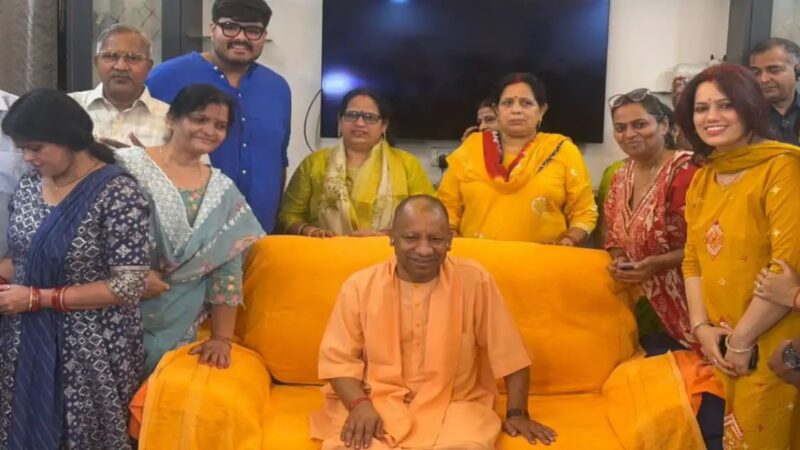 सीएम योगी ने काशी में बाबा दरबार में टेका मत्था, मांगलिक कार्यक्रम में शामिल होकर दिया आशीर्वाद