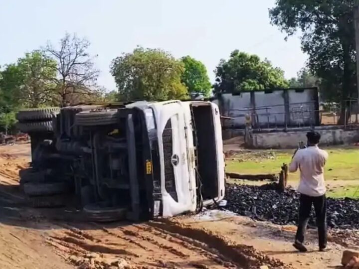 निर्माणाधीन पुल पर हाइवा पलटा, हाईवे जाम