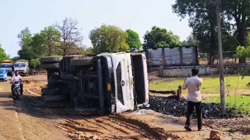 निर्माणाधीन पुल पर हाइवा पलटा, हाईवे जाम