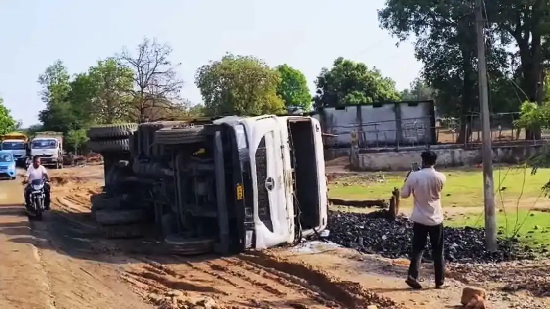 निर्माणाधीन पुल पर हाइवा पलटा, हाईवे जाम