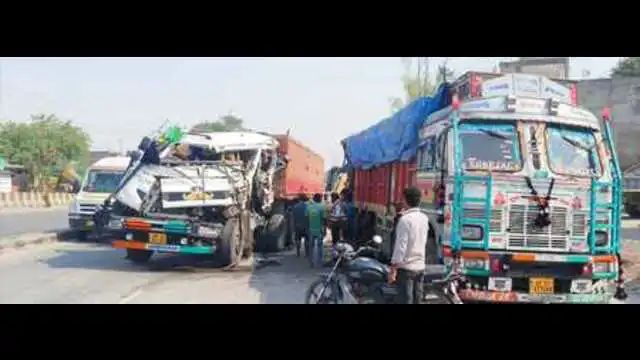खड़ी सीमेंट लदी ट्रक में पीछे से घुसी ईंट लदी ट्रक, पांच घंटे जाम