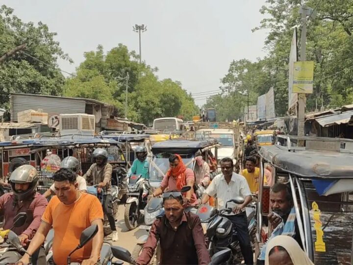 चेनारी में भीषण जाम, एम्बुलेंस और स्कूली बच्चे परेशान