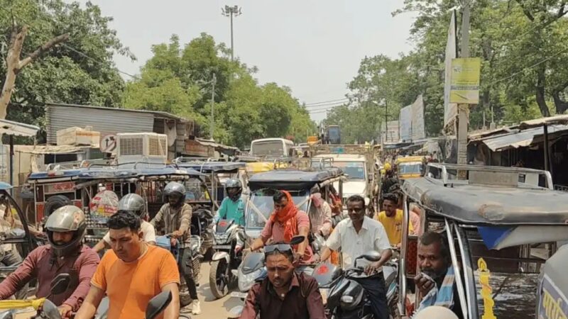 चेनारी में भीषण जाम, एम्बुलेंस और स्कूली बच्चे परेशान