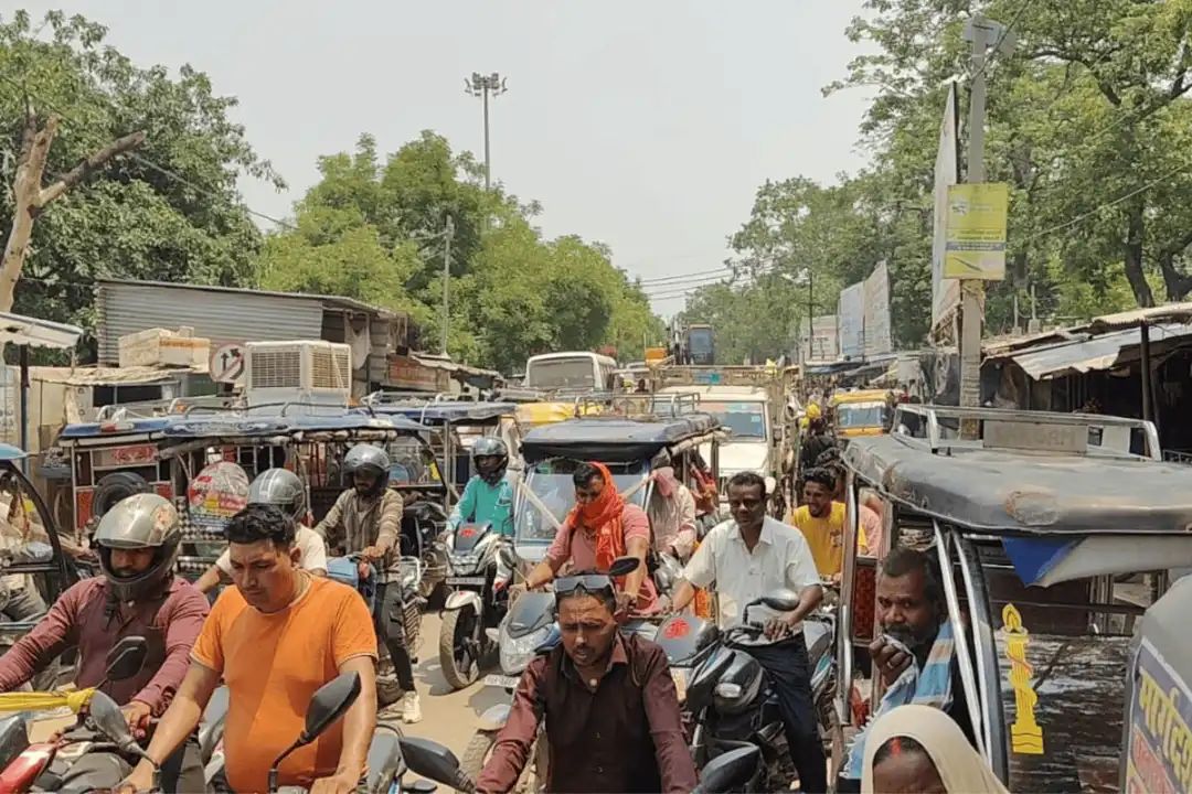 चेनारी में भीषण जाम, एम्बुलेंस और स्कूली बच्चे परेशान