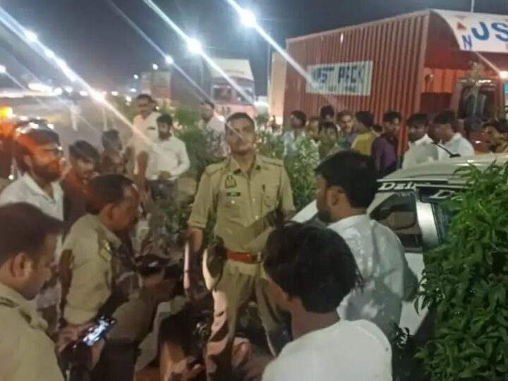 ओवरब्रिज पर कार पलटी, चार की मौत
