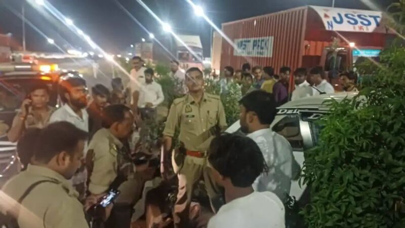 ओवरब्रिज पर कार पलटी, चार की मौत