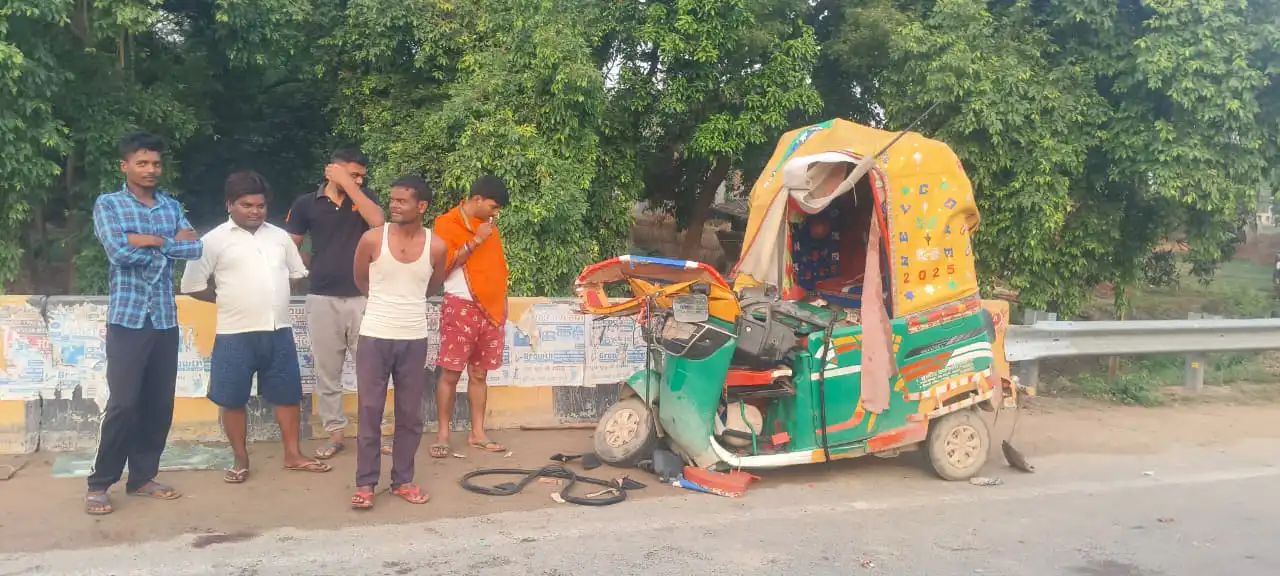 दाउदपुर में ट्रक–ऑटो की आमने-सामने टक्कर, दो की मौत, एक घायल