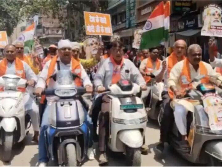 ई-स्कूटी रैली से दिया पेट्रोल बचाने का संदेश