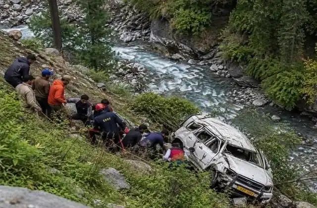 पहलगाम में दर्दनाक हादसा: खाई में गिरी पर्यटकों की कार, गुजरात के दंपति की मौत