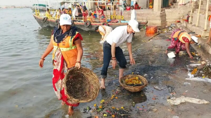 मणिकर्णिका घाट पर चला स्वच्छता अभियान, 500 किलो कचरा हटाया