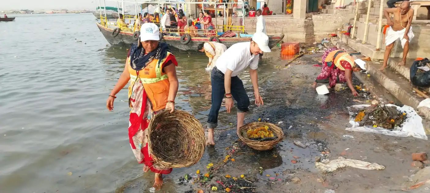 मणिकर्णिका घाट पर चला स्वच्छता अभियान, 500 किलो कचरा हटाया