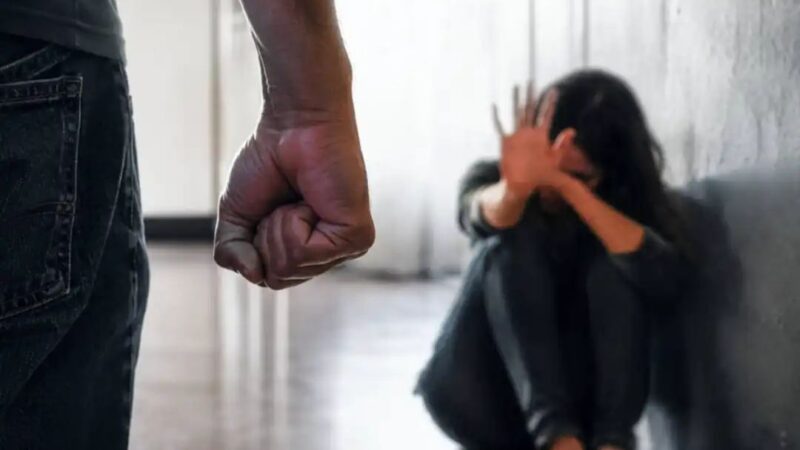 चरित्र पर शक में पति बना हैवान, पत्नी पर ढाया तेजाब जैसा कहर