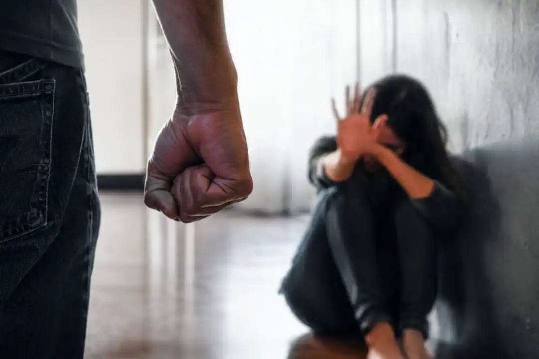 चरित्र पर शक में पति बना हैवान, पत्नी पर ढाया तेजाब जैसा कहर