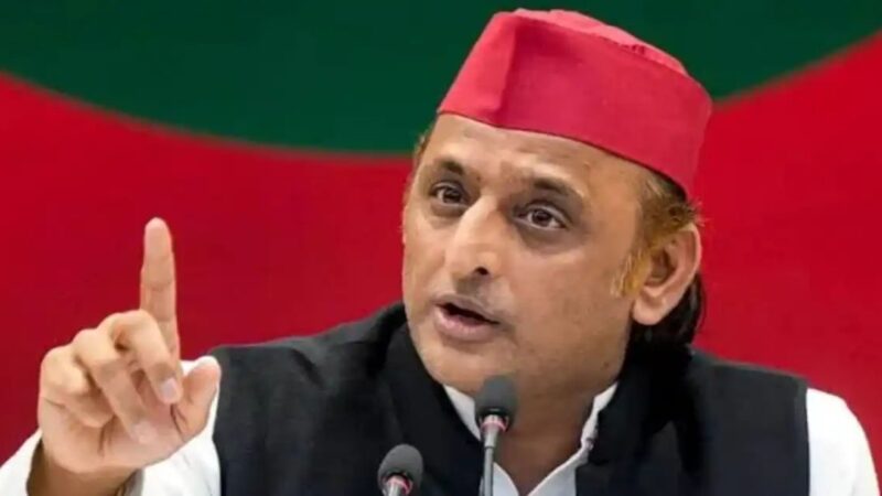 बीएचयू विवाद पर सियासत तेज, अखिलेश ने सरकार को घेरा