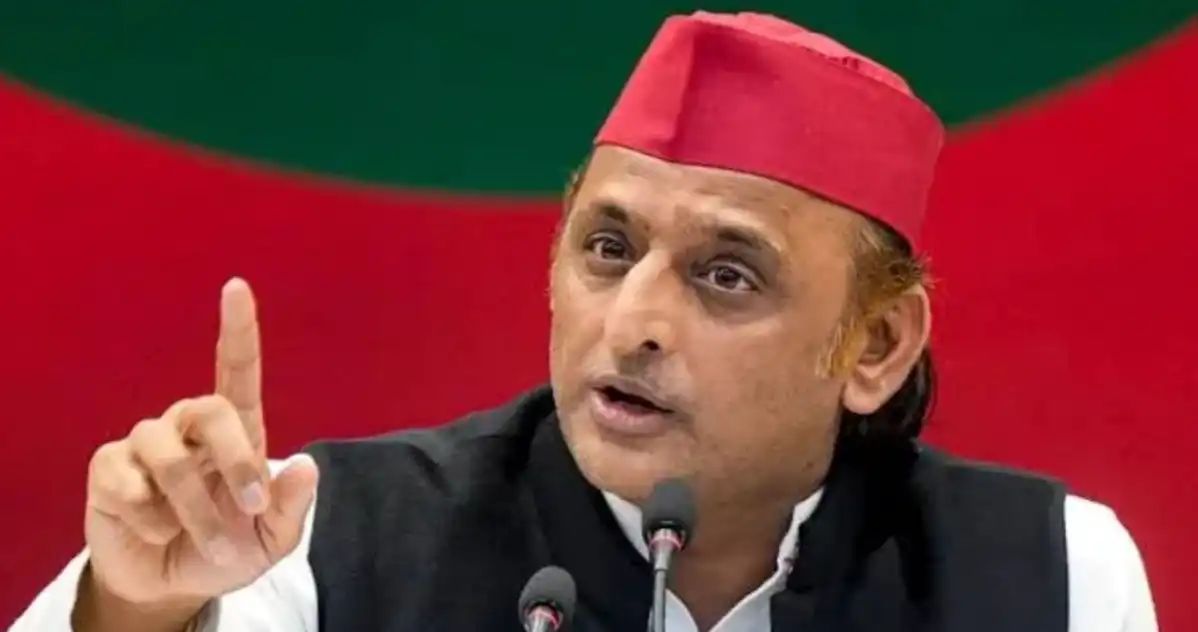 बीएचयू विवाद पर सियासत तेज, अखिलेश ने सरकार को घेरा
