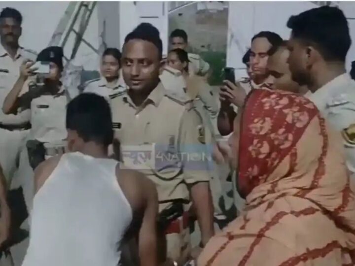 गैंग के घर पहुंची पुलिस, पहले हुई पुलिसकर्मियों की तलाशी