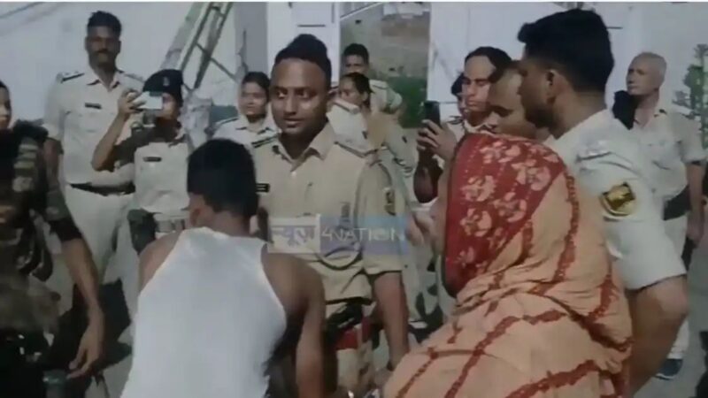 गैंग के घर पहुंची पुलिस, पहले हुई पुलिसकर्मियों की तलाशी