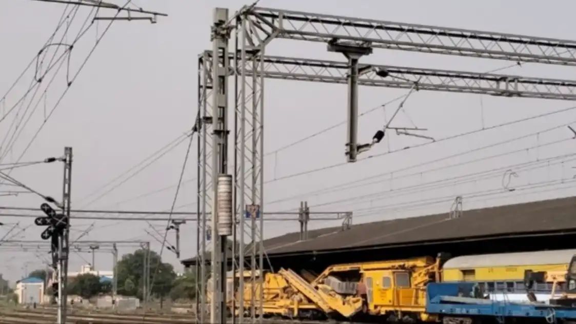 ओएचई पोल पर चढ़े युवक की करंट से मौत, डेढ़ घंटे बाधित रहा रेल संचालन