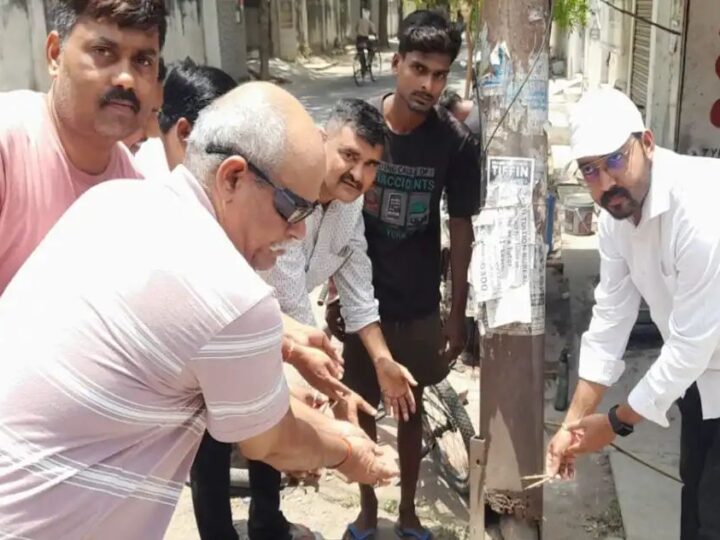 जर्जर बिजली खंभे को श्रद्धांजलि देकर लोगों ने जताया विरोध