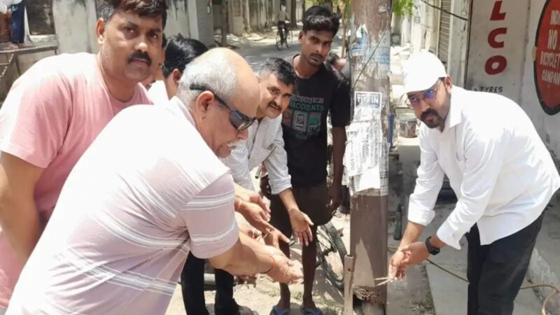जर्जर बिजली खंभे को श्रद्धांजलि देकर लोगों ने जताया विरोध