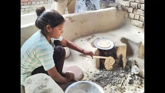 प्रचंड गर्मी में घर-घर पहुंच रहे स्वयंसेवक, प्रशिक्षण वर्ग के लिए जुटा रहे रोटियां