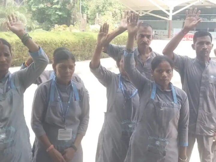 एयरपोर्ट पर संविदा सफाईकर्मियों का प्रदर्शन, उम्र सीमा के आधार पर हटाने का आरोप