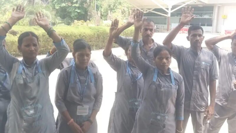 एयरपोर्ट पर संविदा सफाईकर्मियों का प्रदर्शन, उम्र सीमा के आधार पर हटाने का आरोप