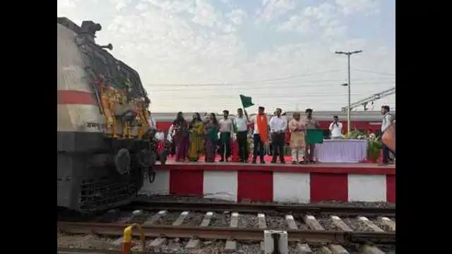 लखनऊ स्पेशल अब एक्सप्रेस बनकर दौड़ी, राज्यमंत्री ने दिखाई हरी झंडी