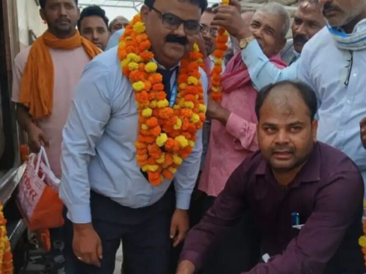 मालीपुर में रुकी इंटरसिटी, लोको पायलट का स्वागत