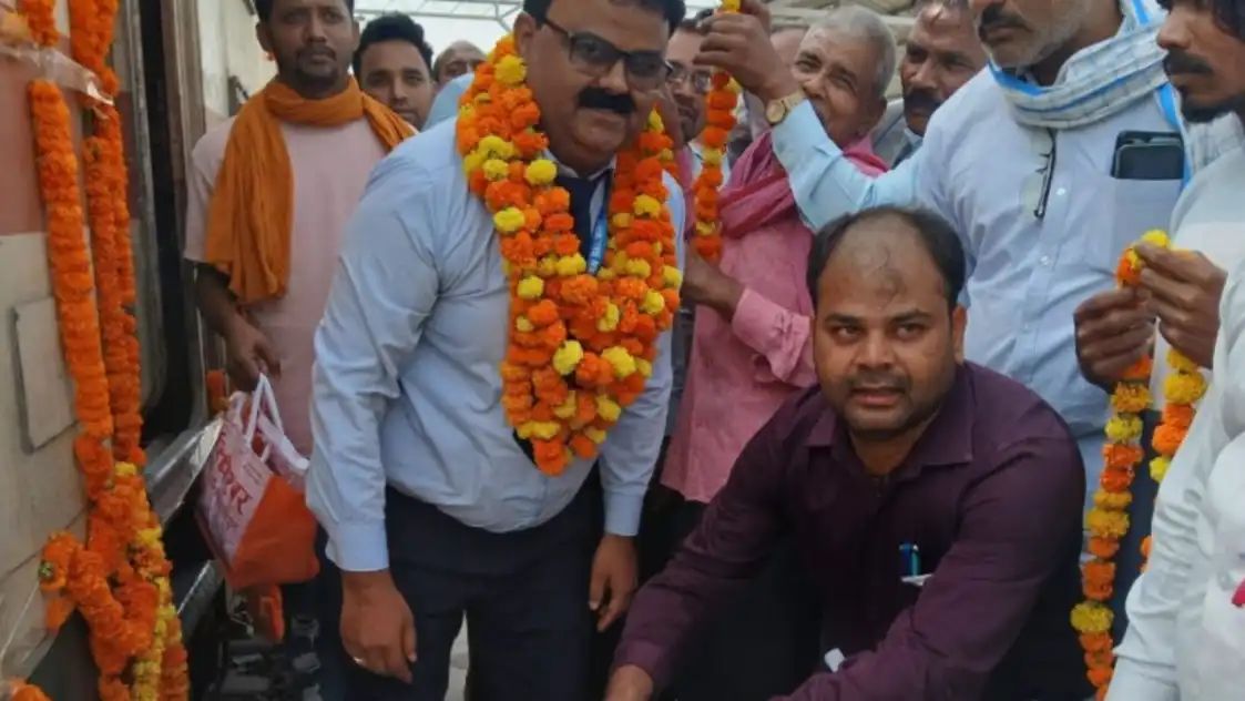 मालीपुर में रुकी इंटरसिटी, लोको पायलट का स्वागत