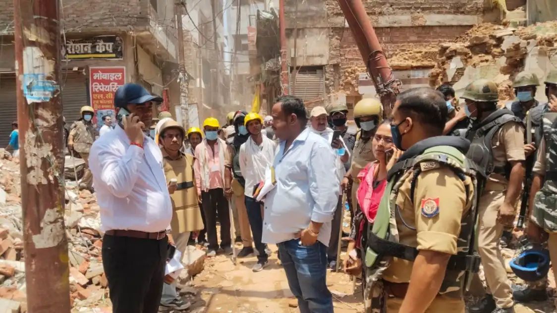 दालमंडी में फिर शुरू हुआ ध्वस्तीकरण, 18 भवनों पर चला बुलडोजर
