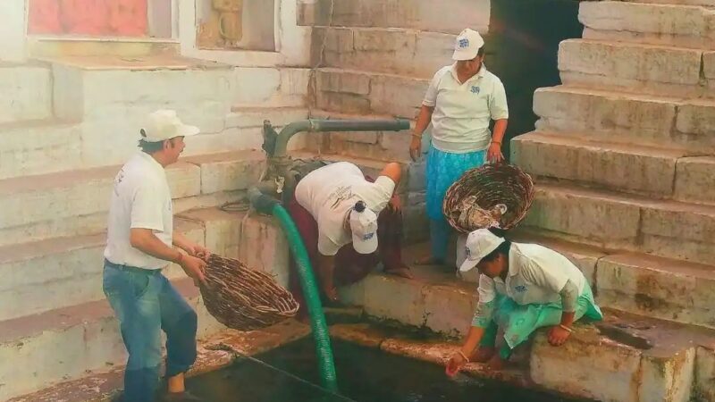 मणिकर्णिका चक्रपुष्करिणी तीर्थ पर चला स्वच्छता अभियान