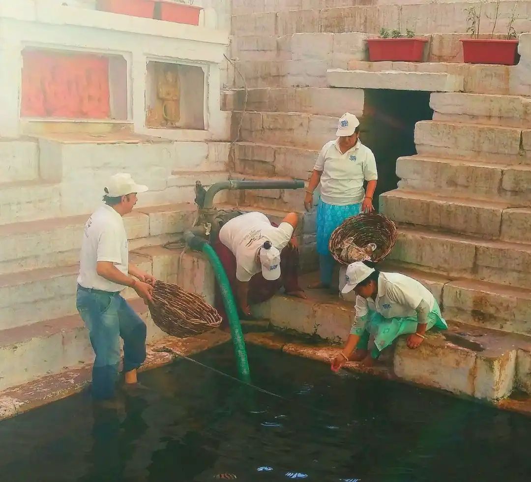 मणिकर्णिका चक्रपुष्करिणी तीर्थ पर चला स्वच्छता अभियान
