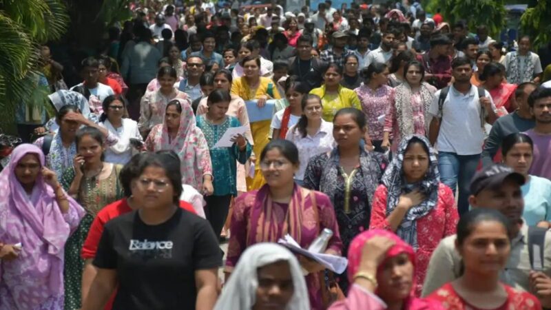 सहायक प्रोफेसर व बीएड प्रवेश परीक्षा से शहर में उमड़ी भीड़