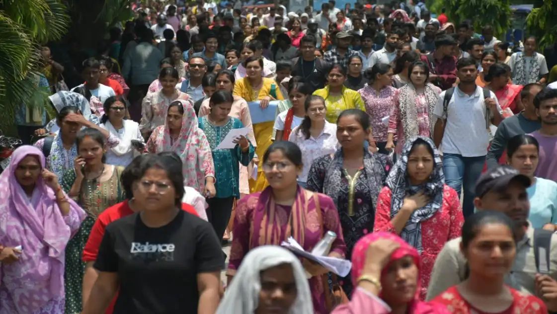 सहायक प्रोफेसर व बीएड प्रवेश परीक्षा से शहर में उमड़ी भीड़