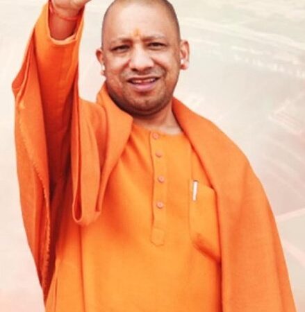 दूसरी बेटी की निजी स्कूल फीस माफ करने की तैयारी, योगी सरकार ने 7 जिलों से मांगा पूरा डाटा