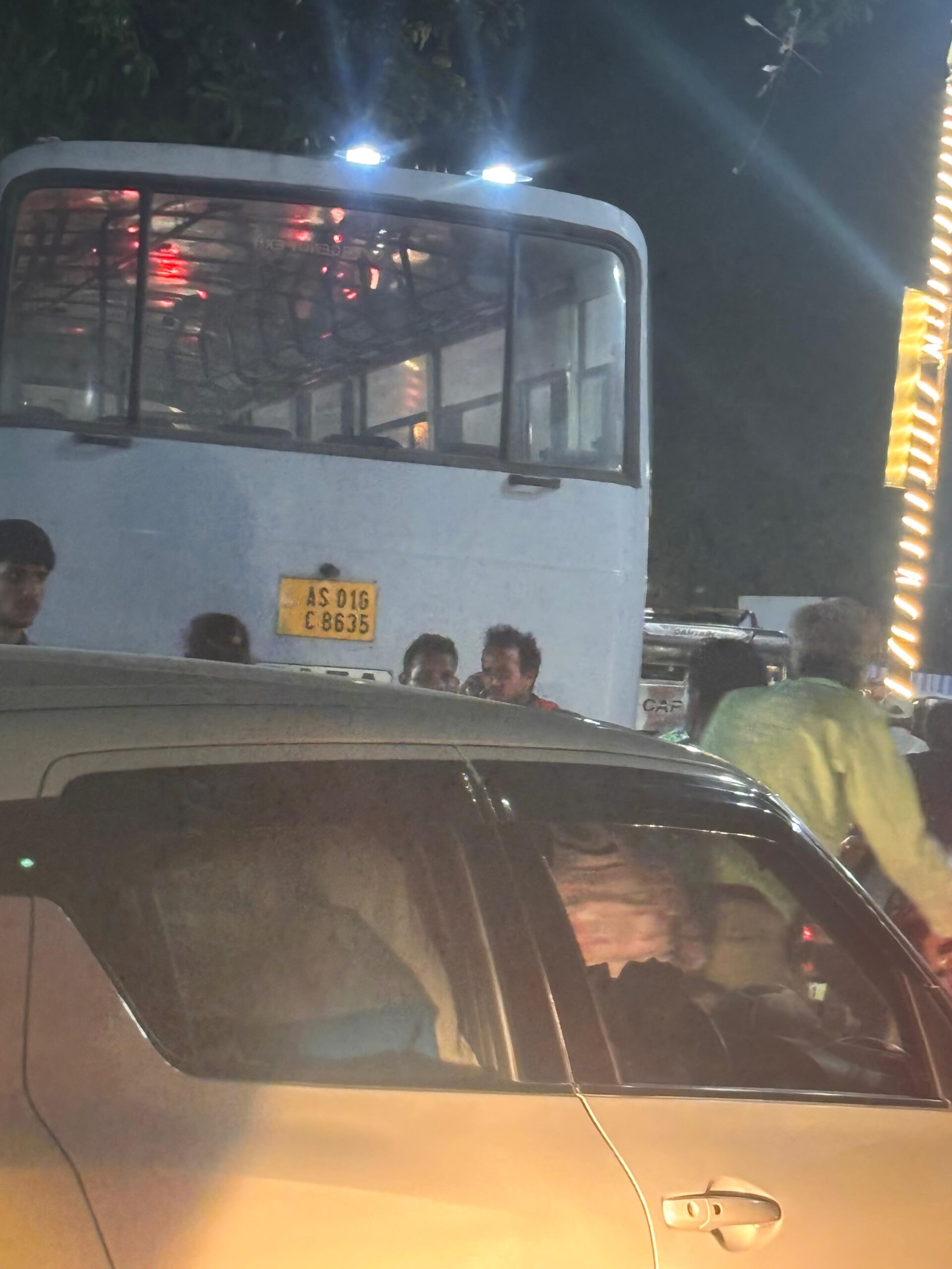 मैदागिन चौराहे पर पुलिस बस बनी जाम का कारण, यातायात व्यवस्था पर उठे सवाल