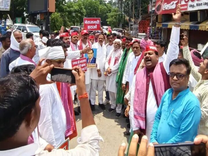 महंगाई, अपराध और पेपर लीक के विरोध में सपाइयों का प्रदर्शन, राष्ट्रपति को भेजा ज्ञापन