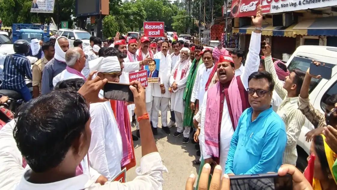 महंगाई, अपराध और पेपर लीक के विरोध में सपाइयों का प्रदर्शन, राष्ट्रपति को भेजा ज्ञापन