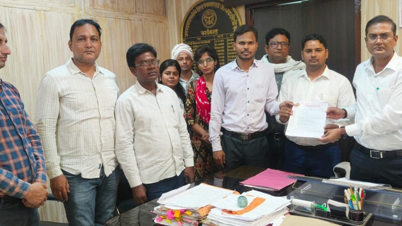 14 सूत्रीय मांगों को लेकर पंचायत सहायकों ने डीपीआरओ और एडीएम को सौंपा ज्ञापन