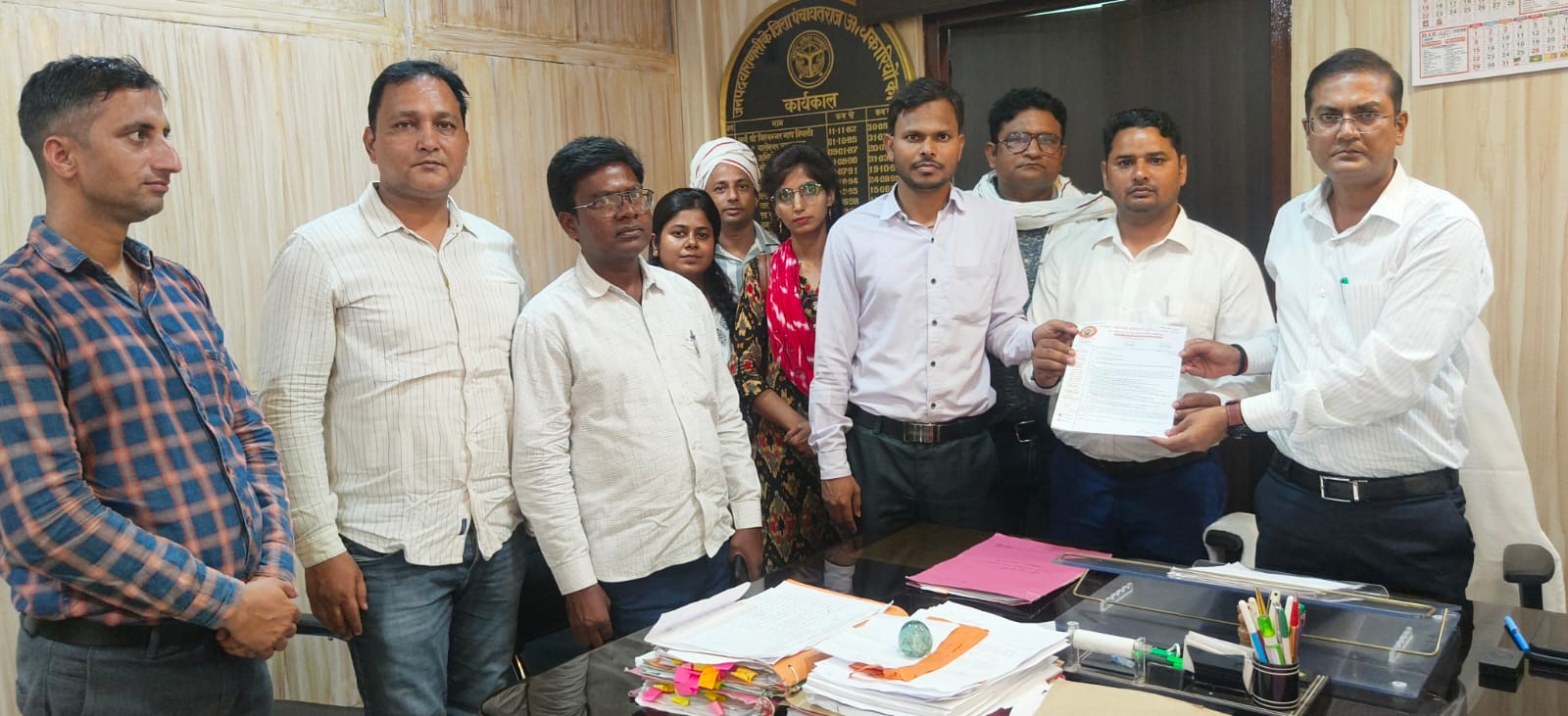 14 सूत्रीय मांगों को लेकर पंचायत सहायकों ने डीपीआरओ और एडीएम को सौंपा ज्ञापन