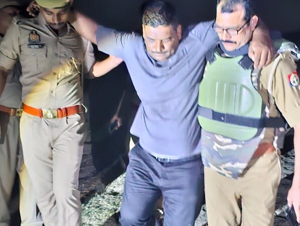 भूत-प्रेत का डर दिखाकर महिलाओं को ठगने वाले अंतरजनपदीय गैंग का सरगना मुठभेड़ में गिरफ्तार
