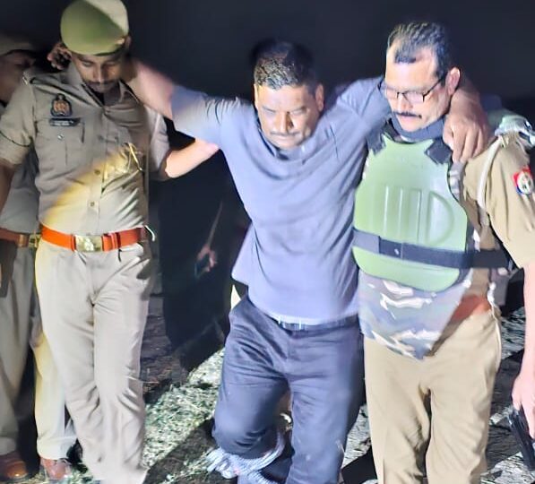 भूत-प्रेत का डर दिखाकर महिलाओं को ठगने वाले अंतरजनपदीय गैंग का सरगना मुठभेड़ में गिरफ्तार