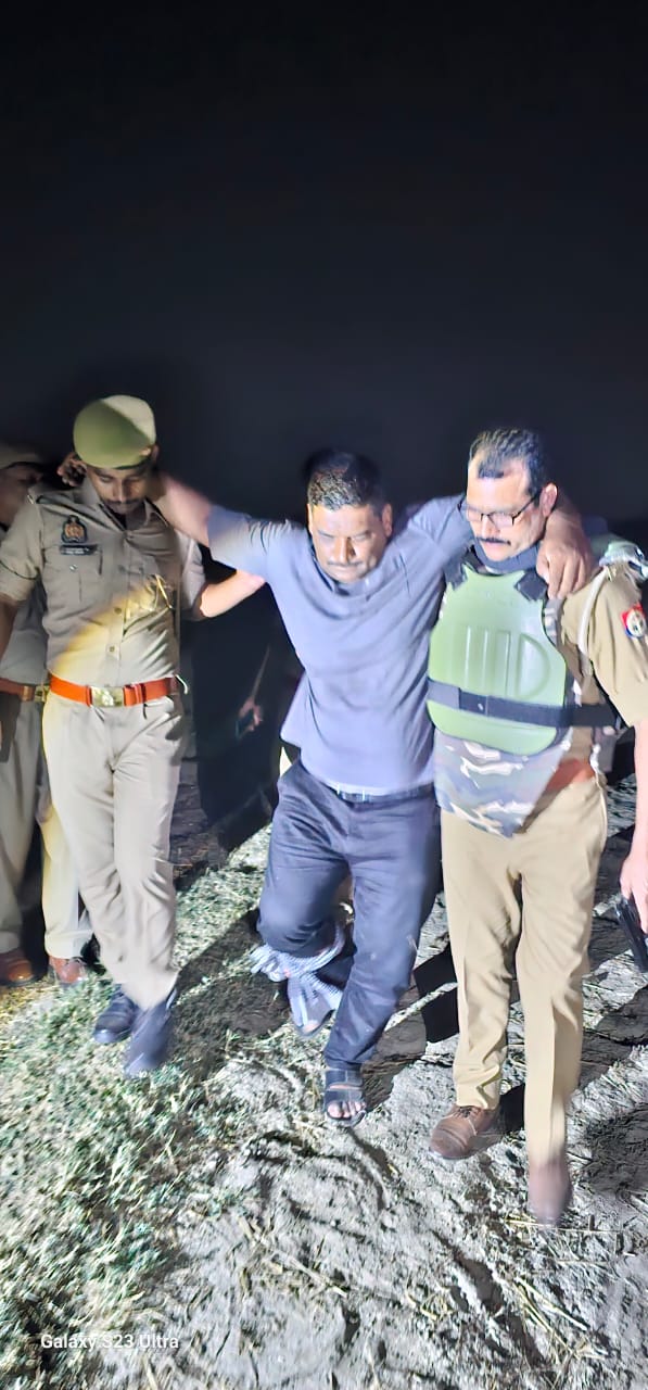 भूत-प्रेत का डर दिखाकर महिलाओं को ठगने वाले अंतरजनपदीय गैंग का सरगना मुठभेड़ में गिरफ्तार
