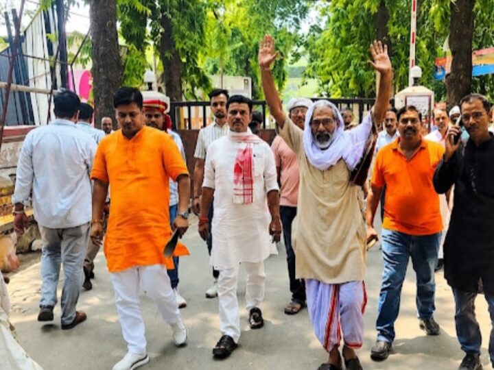 कचहरी परिसर में पूर्व एमएलसी बृजेश सिंह का विरोध, लगाए गए नारे