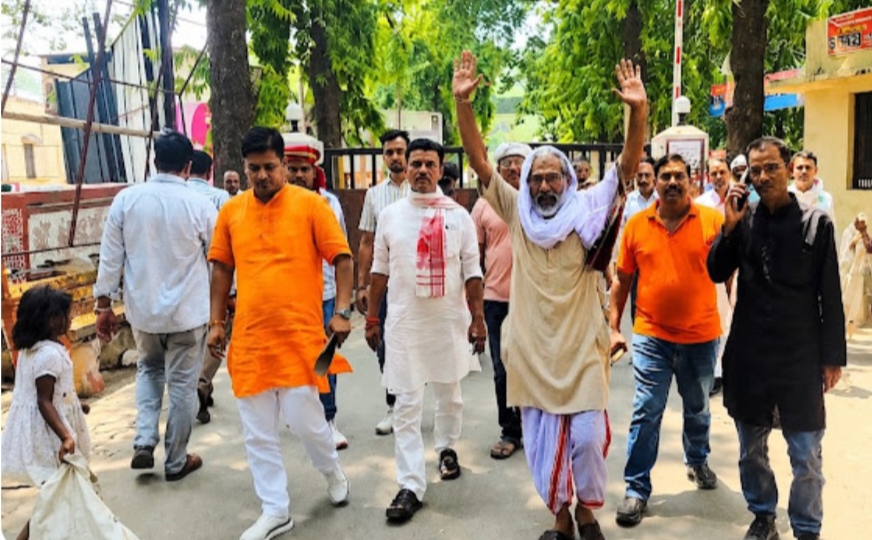 कचहरी परिसर में पूर्व एमएलसी बृजेश सिंह का विरोध, लगाए गए नारे