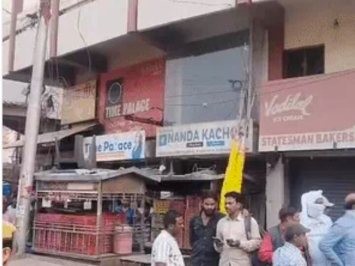 पति-पत्नी और बेटी की घर में मिली लाश