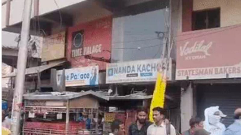 पति-पत्नी और बेटी की घर में मिली लाश